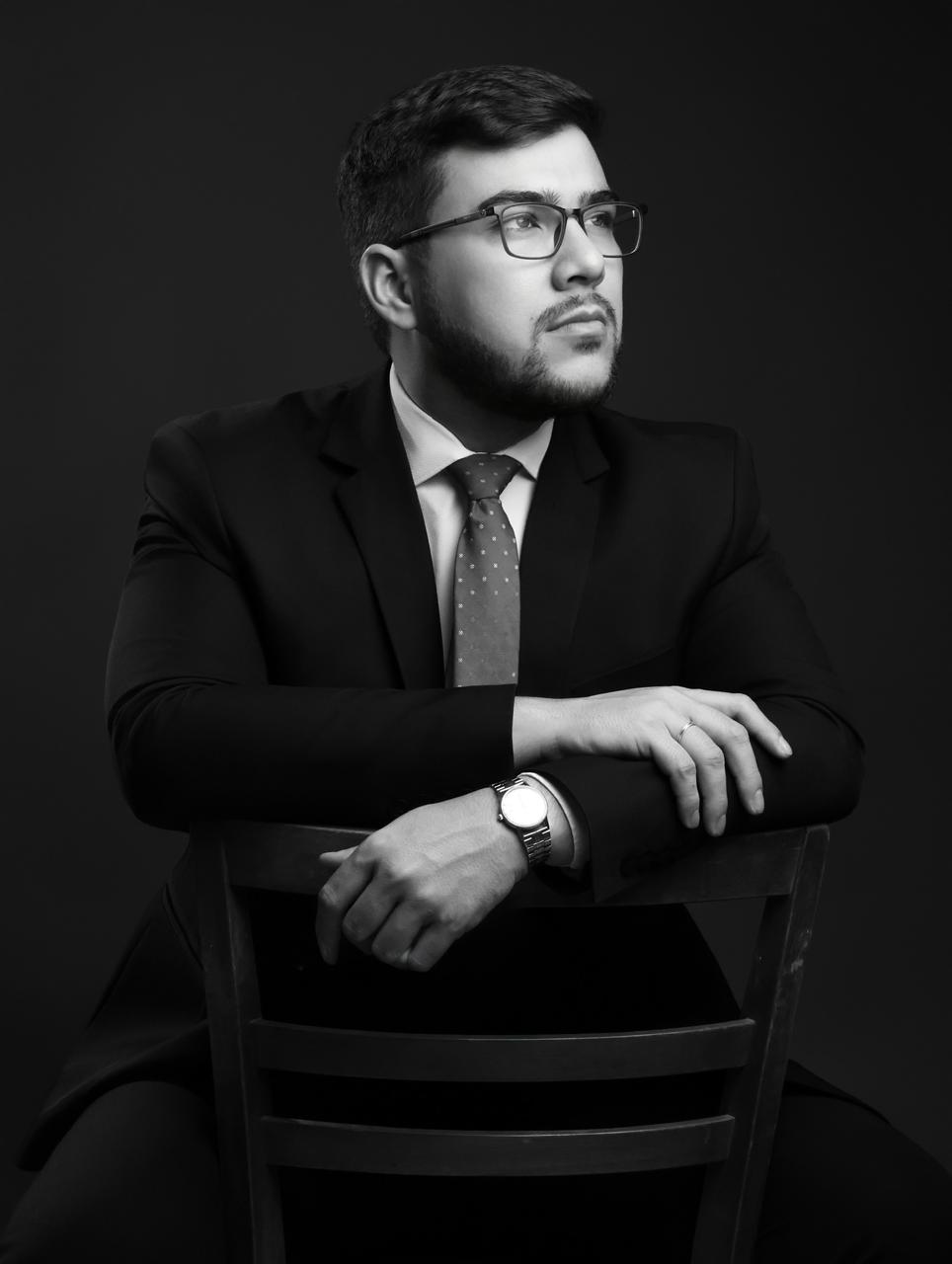 Dr. Konrado Mont Serrat em seu escritório — Precisão e Seriedade